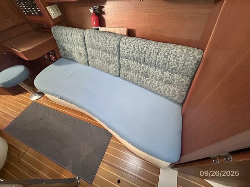 37' Hunter salon port seating1