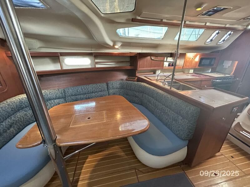 37' Hunter salon starboard