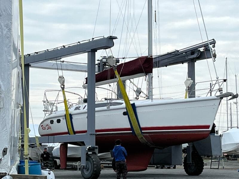 37' Hunter hauled out1