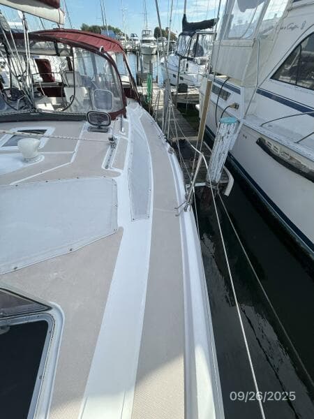 37' Hunter port side deck1