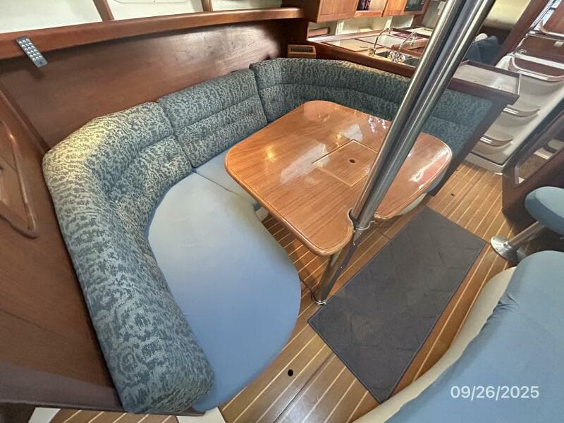 37' Hunter salon starboard seating2