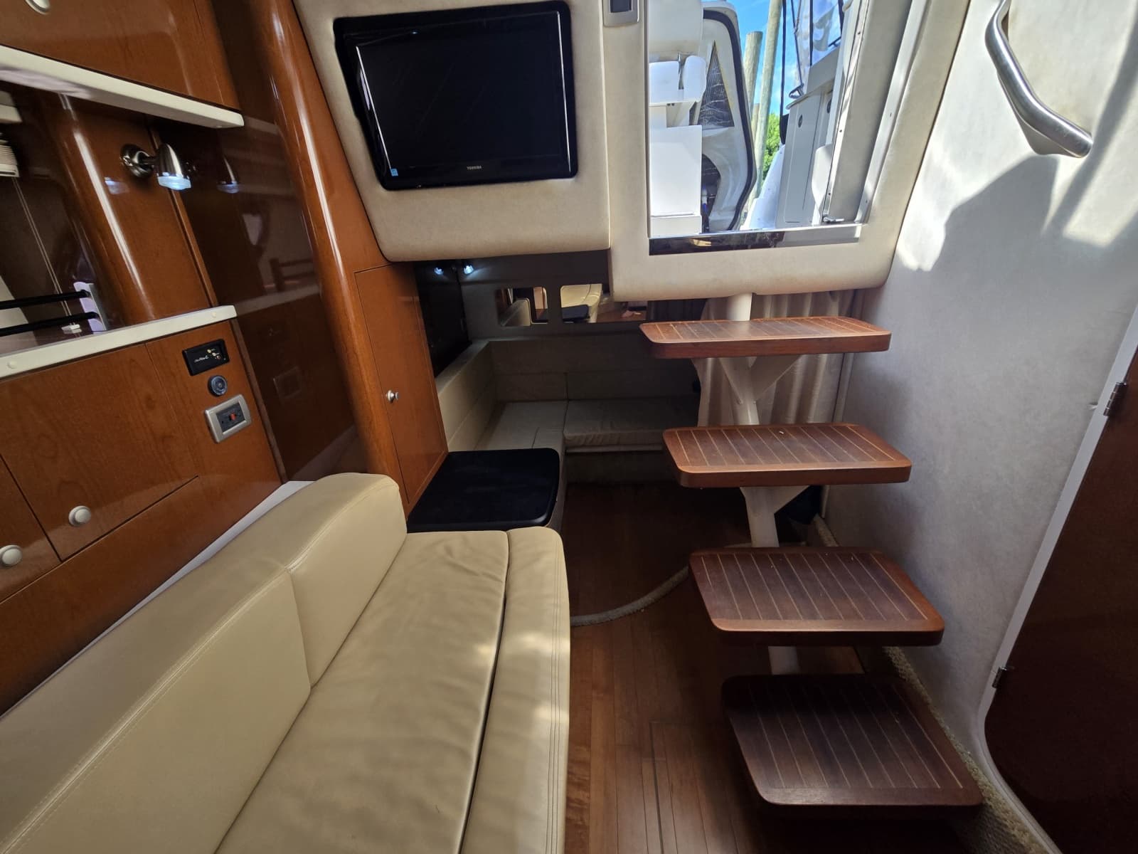 2010 Sea Ray 330 Sundancer