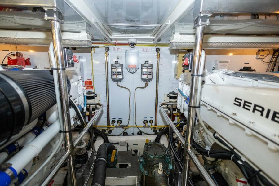 2005 Ocean Alexander Raised Pilothouse Flybridge Sedan