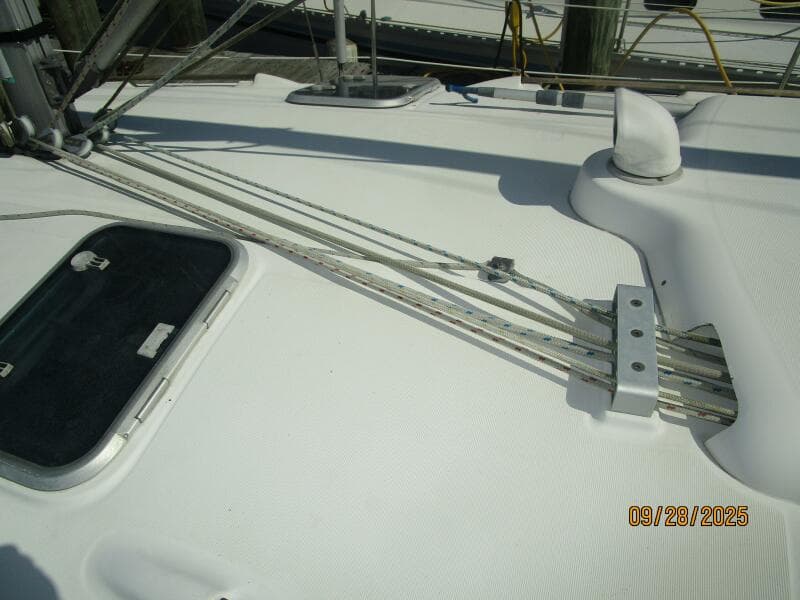 38' Beneteau lines leading aft