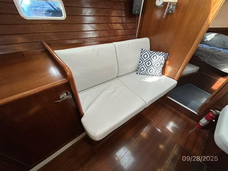 38' Beneteau salon port seating1