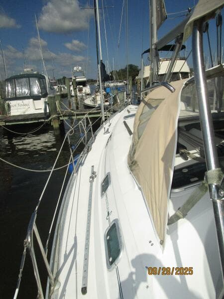 38' Beneteau port side deck1