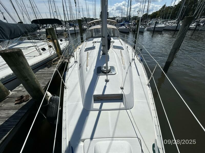 38' Beneteau foredeck aft
