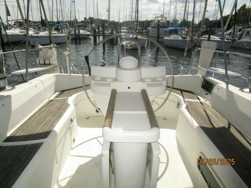38' Beneteau cockpit aft