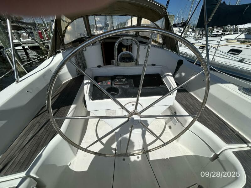 38' Beneteau cockpit helm1