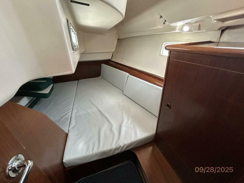 38' Beneteau aft stateroom