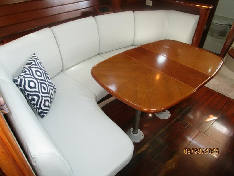 38' Beneteau salon starboard seating2