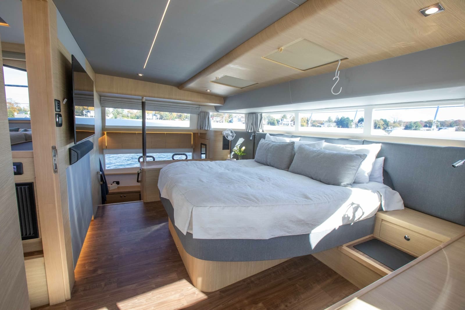 2023 Aquila 54 Yacht