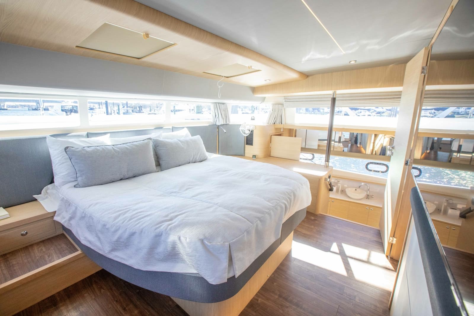 2023 Aquila 54 Yacht