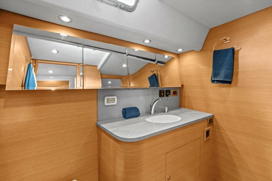 2013 Hylas 63