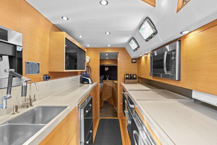 2013 Hylas 63