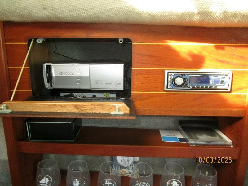 31' Pursuit salon stereo