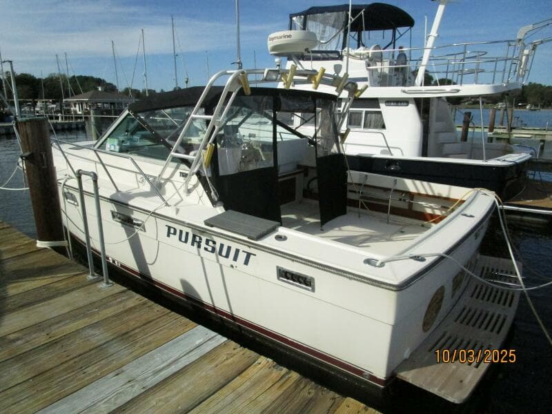 31' Pursuit port aft profile