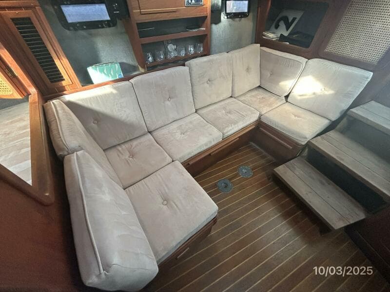 31' Pursuit salon starboard seating2