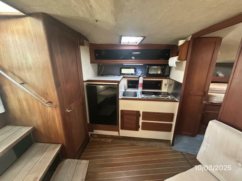31' Pursuit salon port