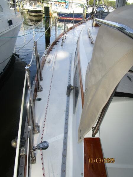 35' Bristol port side deck2