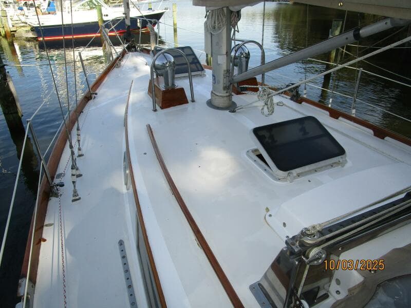 35' Bristol foredeck1