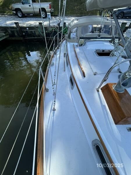 35' Bristol starboard side deck1