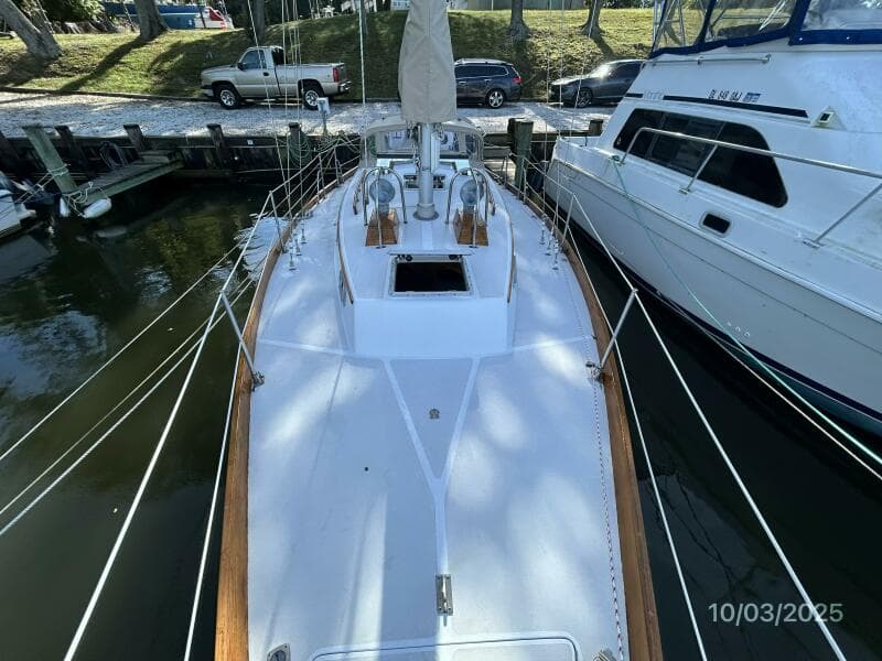 35' Bristol foredeck aft