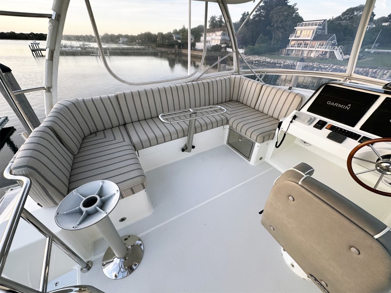 FlybridgSettee