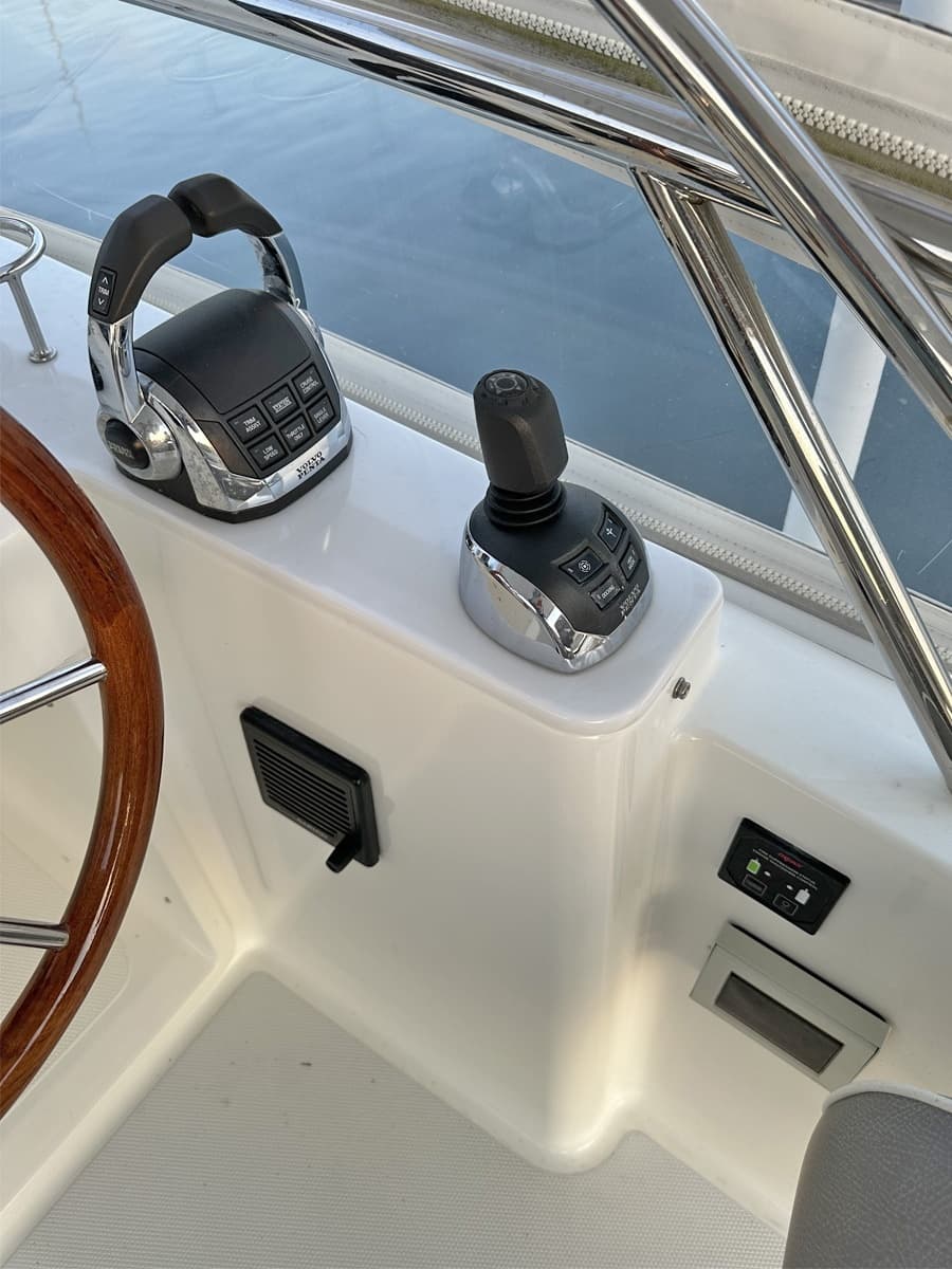 FlybridgeEngineandIPSJoystickControls