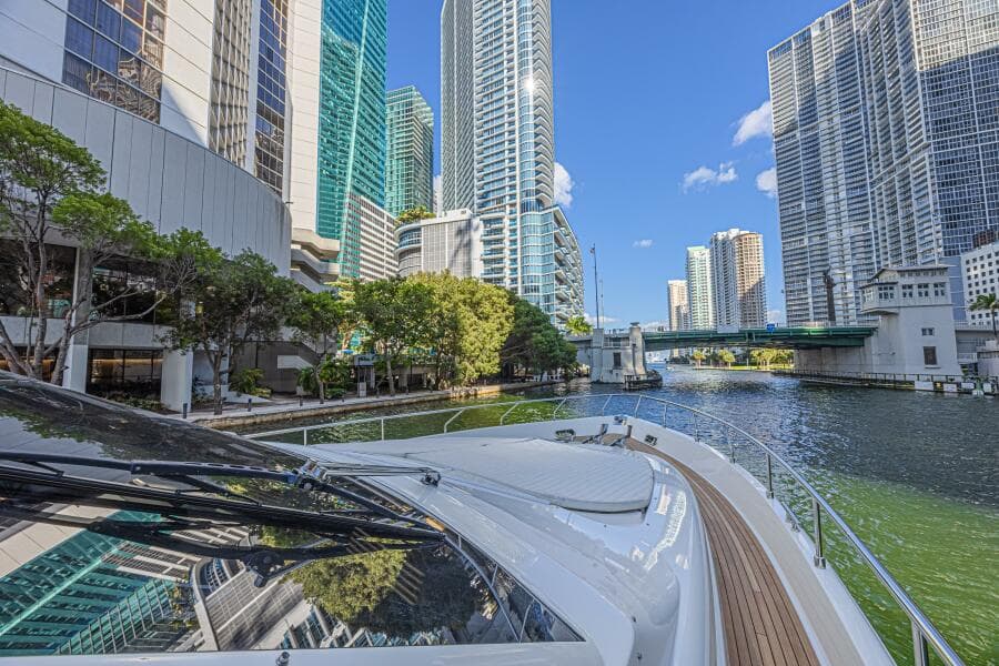2011 Ferretti Yachts 830