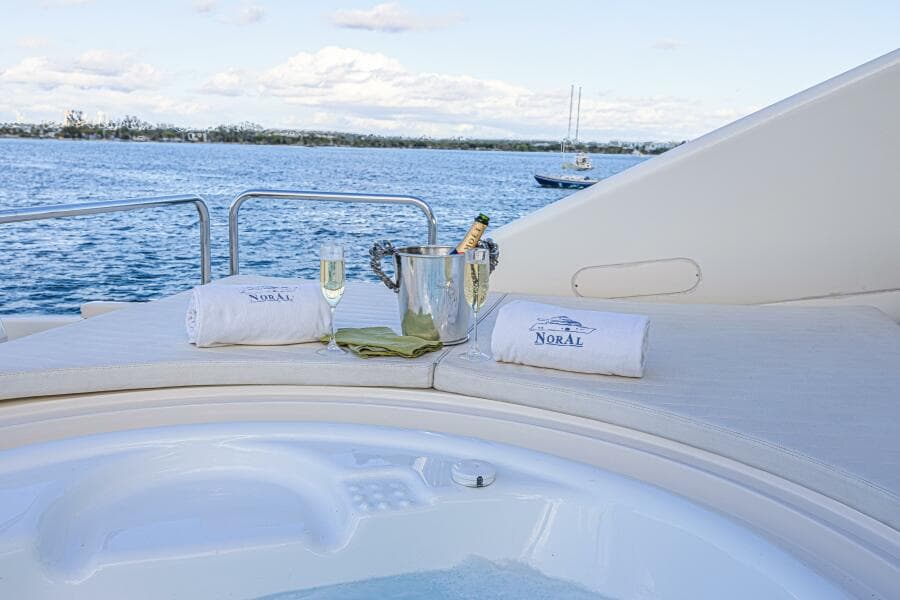 2011 Ferretti Yachts 830