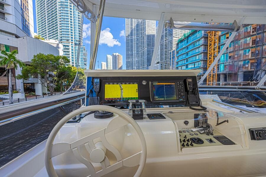 2011 Ferretti Yachts 830