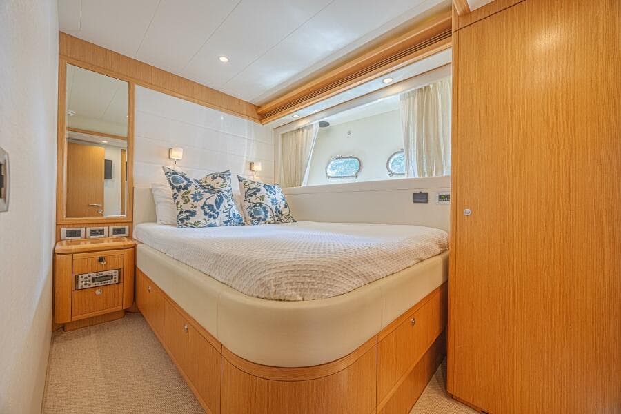 2011 Ferretti Yachts 830