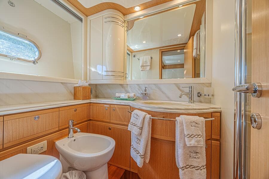 2011 Ferretti Yachts 830