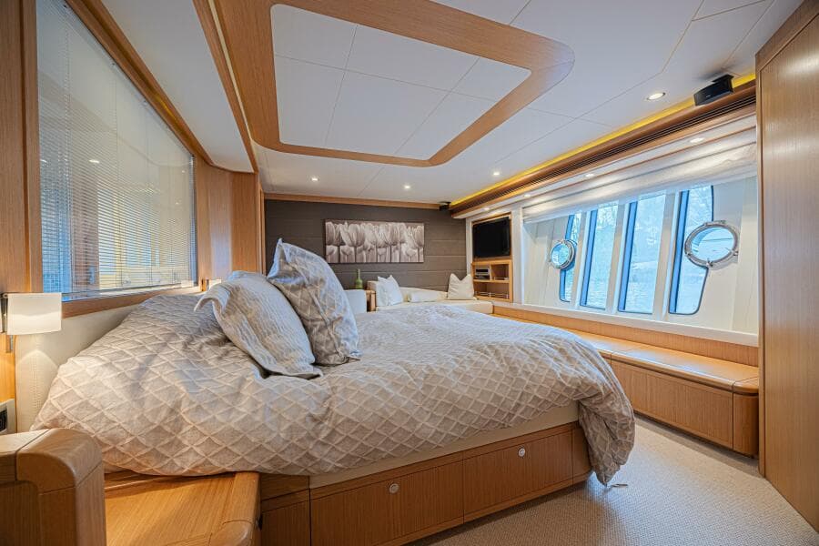 2011 Ferretti Yachts 830