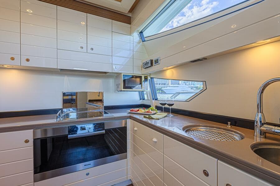 2011 Ferretti Yachts 830