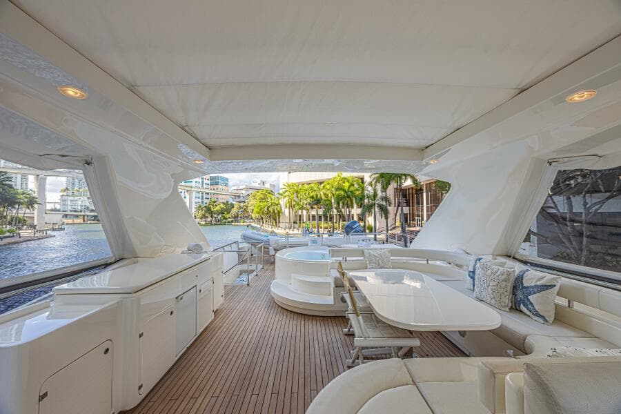 2011 Ferretti Yachts 830