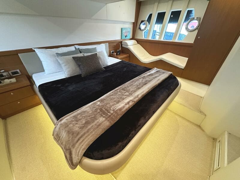 2014 Ferretti Yachts 530
