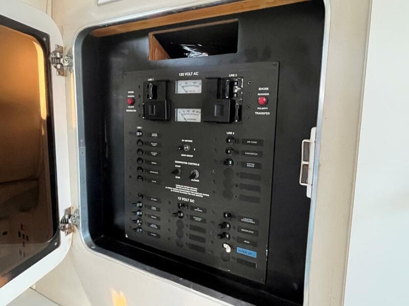 2001 Wellcraft 330 Coastal