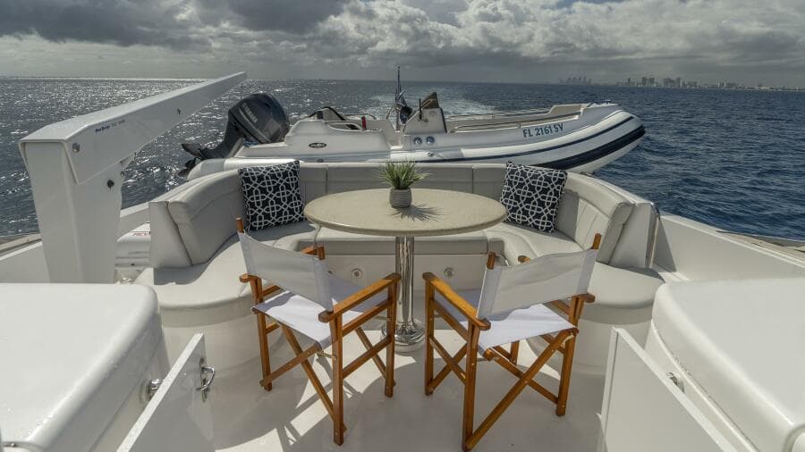 Hatteras 80 Gallopin- Flybridge Dinette