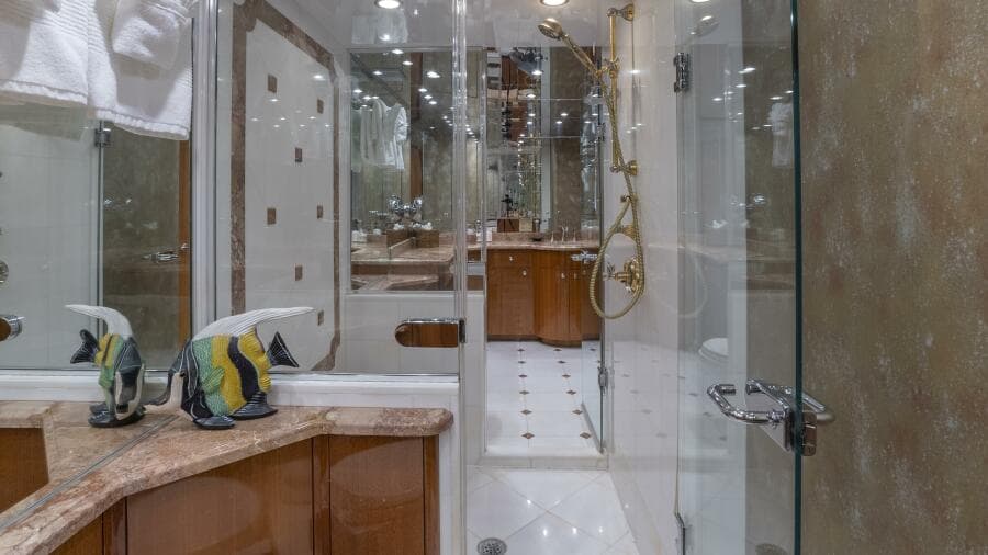 Hatteras 80 Gallopin- Master Head