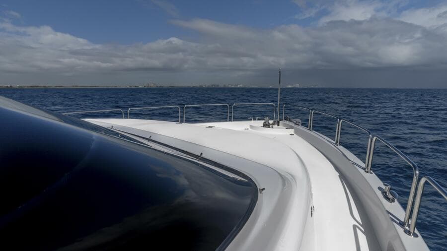 Hatteras 80 Gallopin- Bow