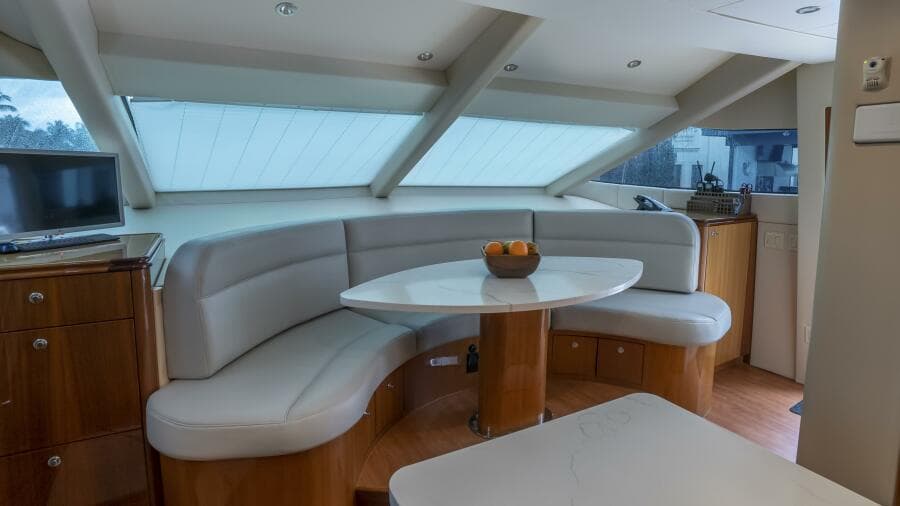 Hatteras 80 Gallopin- Dinette