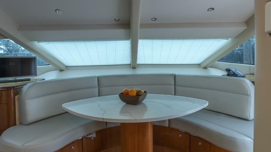 Hatteras 80 Gallopin- Dinette