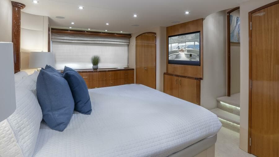 Hatteras 80 Gallopin-Master Stateroom