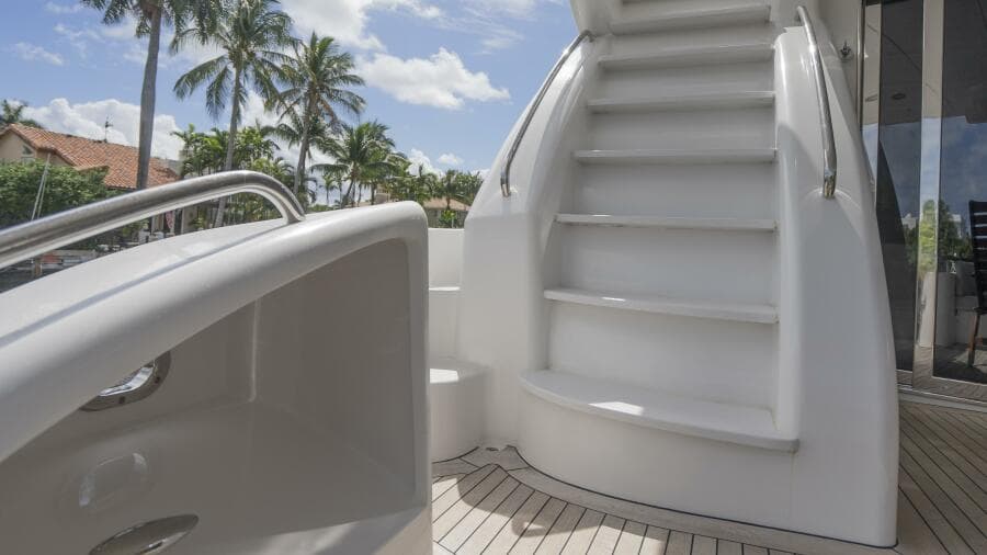 Hatteras 80 Gallopin- Companion Way