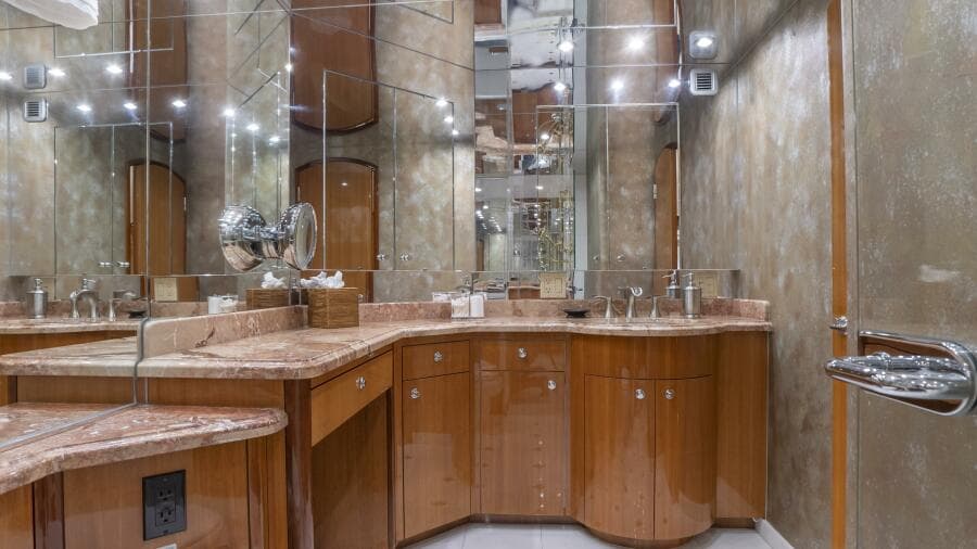 Hatteras 80 Gallopin- Master Head