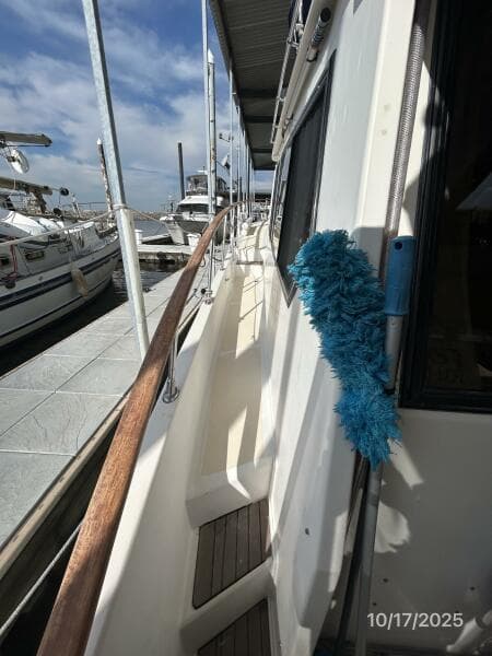 40' Kha Shing port side deck2