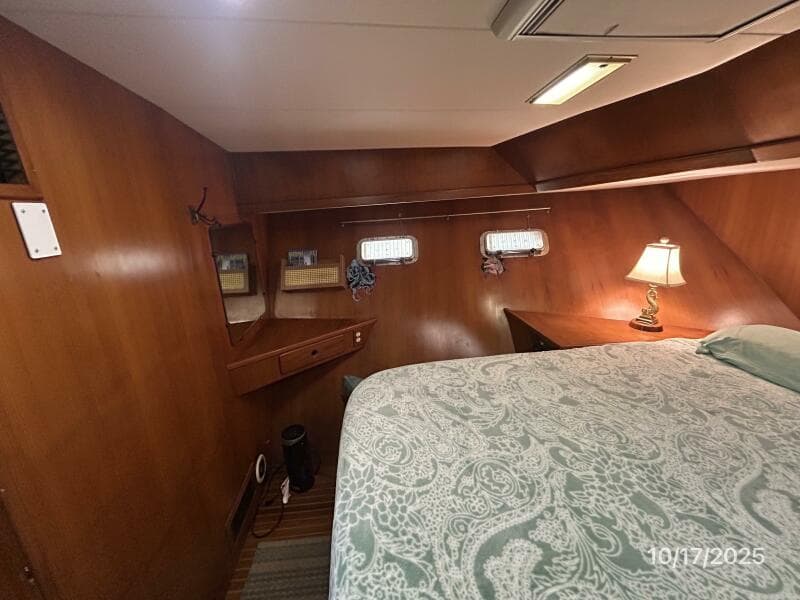 40' Kha Shing master stateroom port