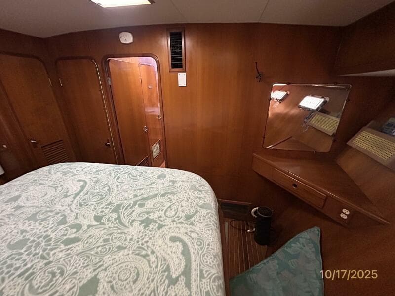 40' Kha Shing master stateroom aft